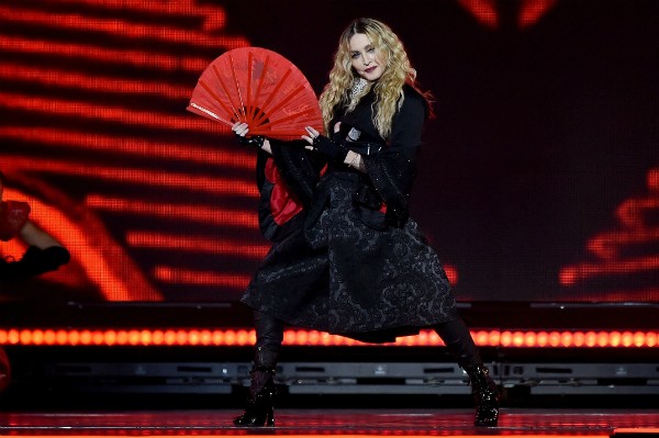 A cantora Madonna durante uma de suas apresentações em Londres (Foto: Getty Images)