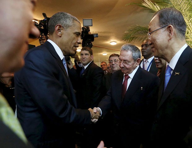 O presidentes Barack Obama e Raúl Castro dão aperto de mão em encontro na Cúpula das Américas, no Panamá (Foto: Reuters/Presidência do Panamá)