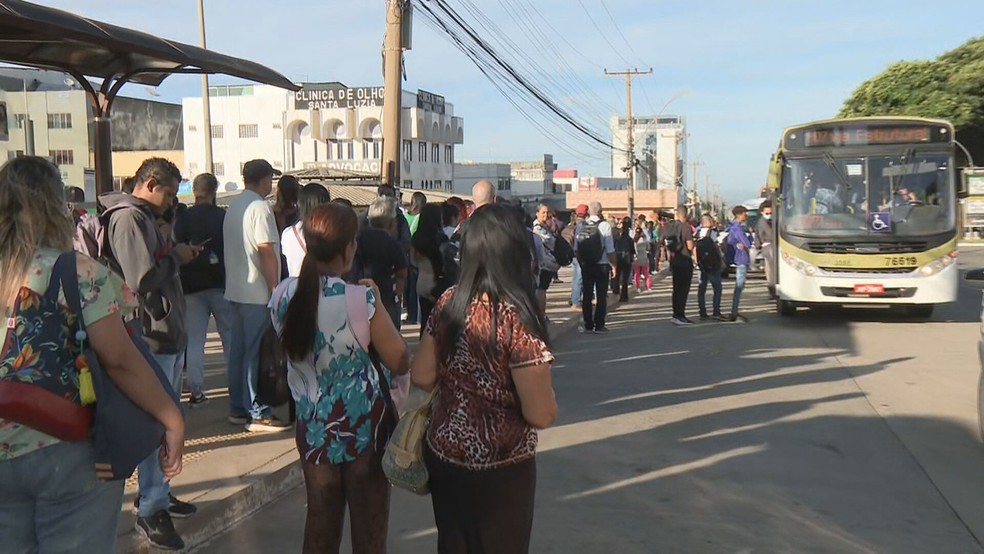 Paradas cheias por causa de falha no Metrô do DF, nesta terça-feira (28) — Foto: TV Globo/Reprodução