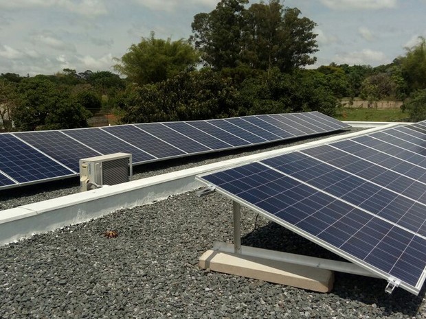 Painéis solares usados para geração de energa em residência de Brasília (Foto: Laís Lis/G1)