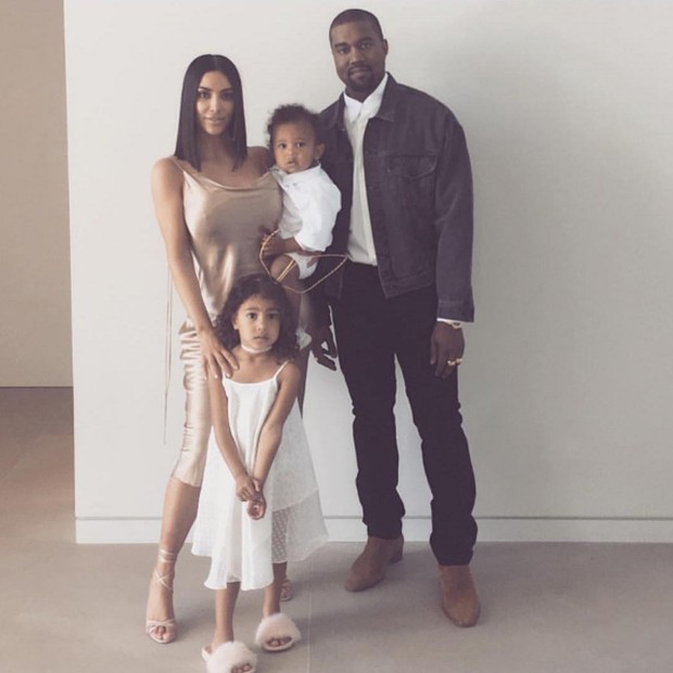 Kim Kardashian e Kanye West com os filhos, North West e Saint West (Foto: Reprodução/Instagram)