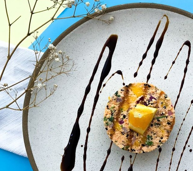 Finalize o tartar vegano de cenoura com uma fatia de laranja e molho teryaki (Foto: Reprodução / Instagram)