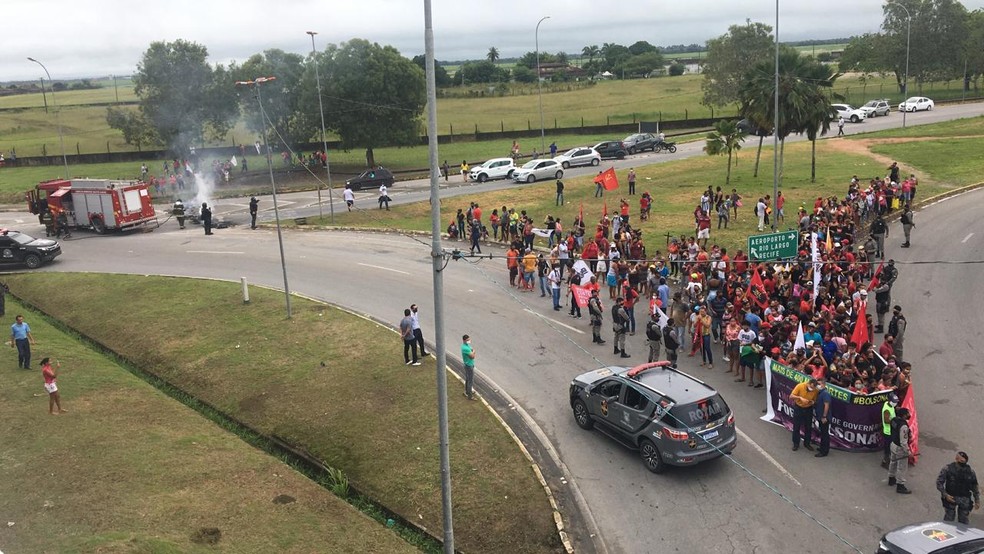 Movimentos sociais fazem protesto contra Bolsonaro  — Foto: Douglas Lopes/TV Gazeta