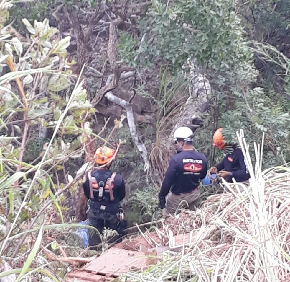 Local do acidente é de difícil acesso e bombeiros estudavam melhor forma de resgatar o caminhoneiro — Foto: Reprodução