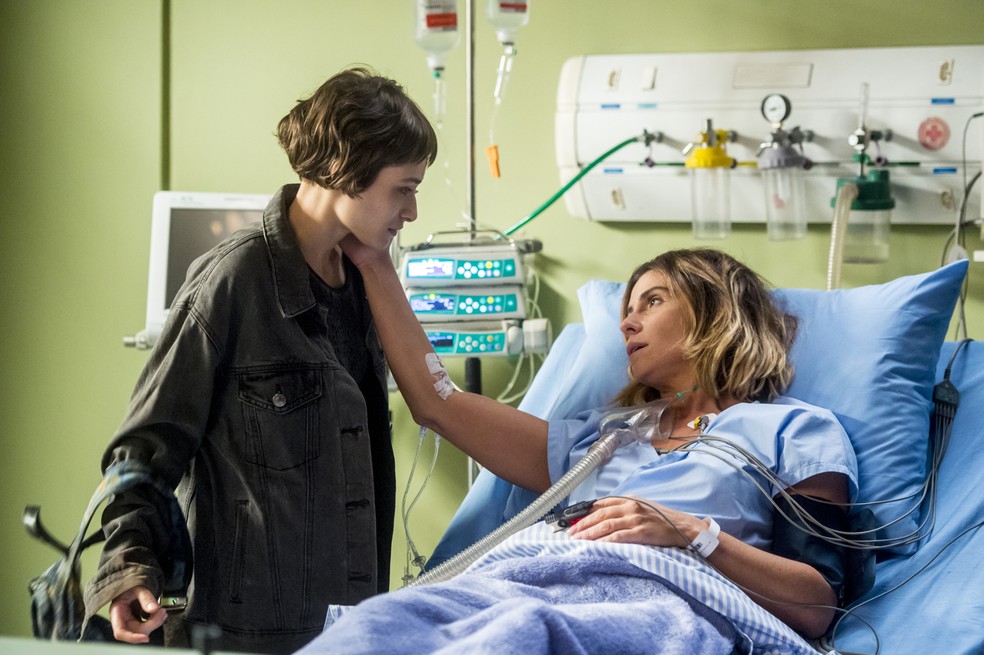 A irmã de Ícaro promete deixar o mundo das drogas (Foto: TV Globo/João Cotta )