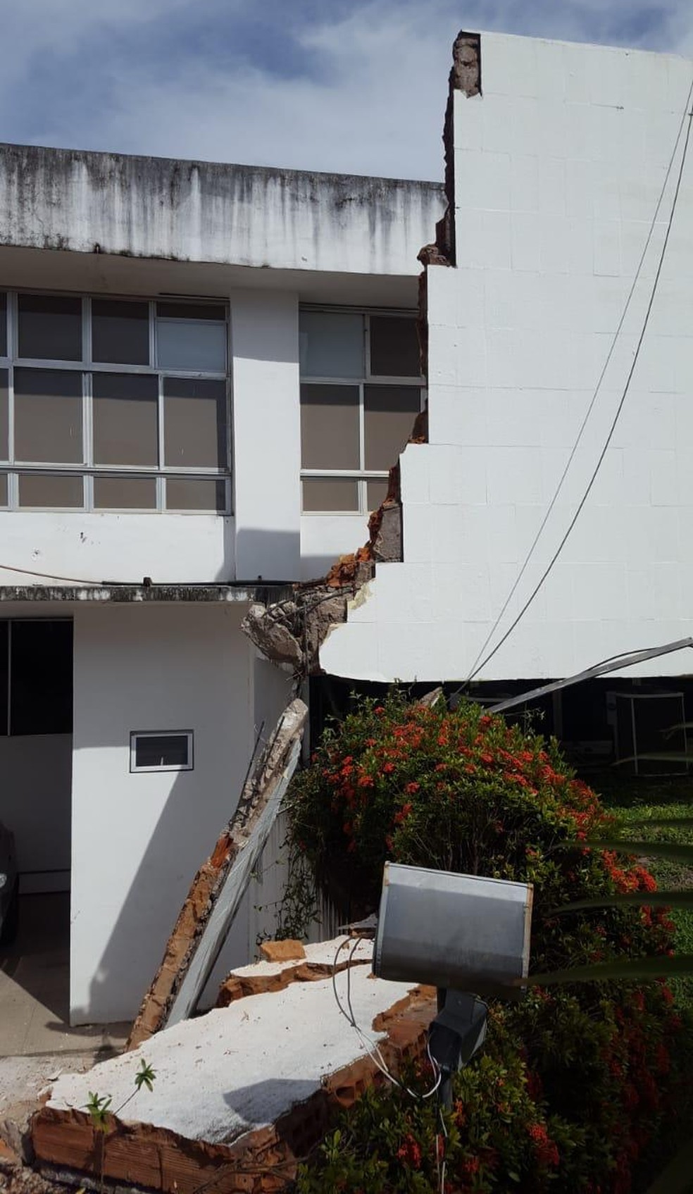 Fachada do prÃ©dio da Secretaria de Estado da SaÃºde (SES) desaba em SÃ£o LuÃ­s. â Foto: DivulgaÃ§Ã£o/Redes Sociais