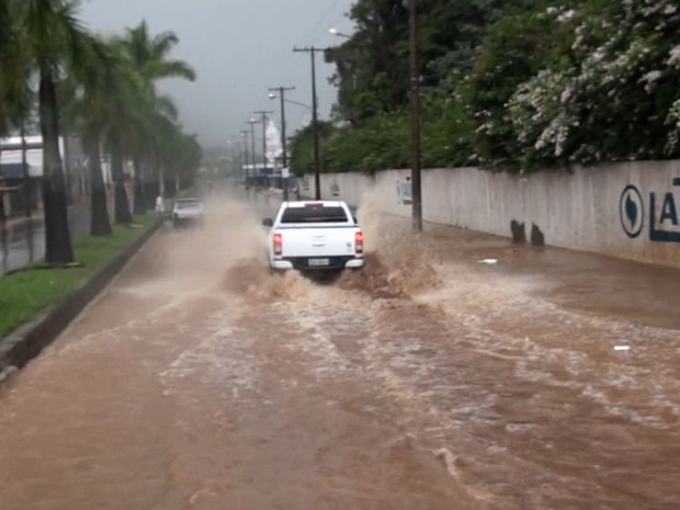 Trecho da Avenida Getúlio Vargas ficou alagado com forte chuva (Foto: Daniel Matroiano/EPTV)