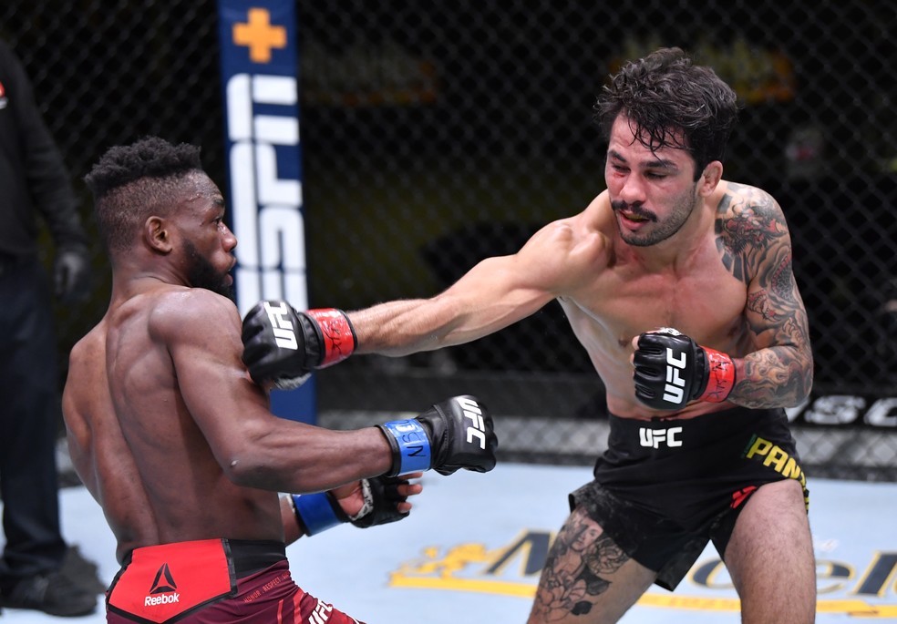 Alexandre Pantoja golpeia Manel Kape no UFC Overeem x Volkov — Foto: Getty Images