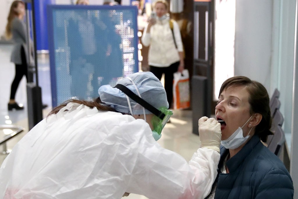 Paciente é testada para o coronavírus em Minks, na Rússia (Foto: Getty)