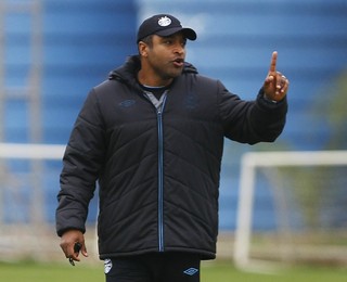 Grêmio de Roger dispensa jogo aéreo e vira sensação com ataque mais leve