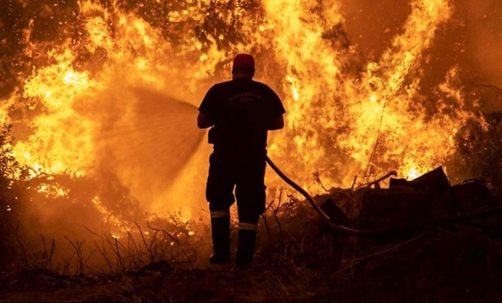 Incêndios na Grécia: 'Parece cena de filme, mas é a vida real' — Foto: Reprodução/BBC