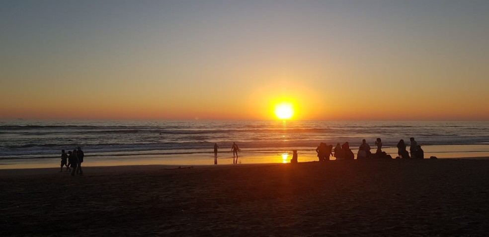 PÃ´r do sol na orla de La Serena, no Chile. Na terÃ§a-feira, cidade vai ver a fase total do eclipse ocorrer cerca de uma hora antes do registro dessa foto e, por isso, o sol vai estar mais alto no cÃ©u. â€” Foto: Carolina Dantas/G1