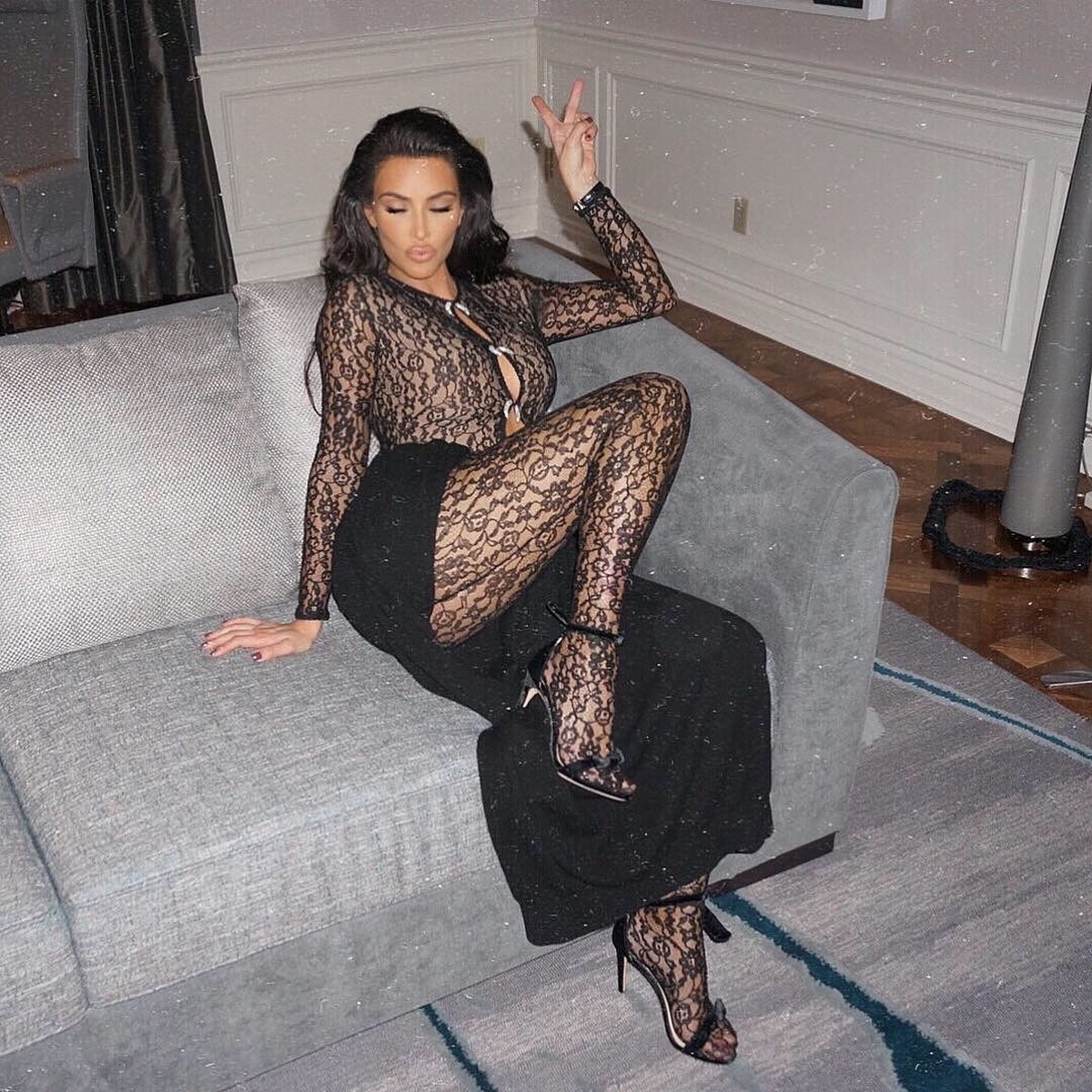 Kim Kardashian Aposta Em Segunda Pele De Renda Em Look Sexy