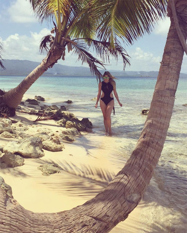 Dani Calabresa caminha em praia no Panamá (Foto: Reprodução/Instagram)