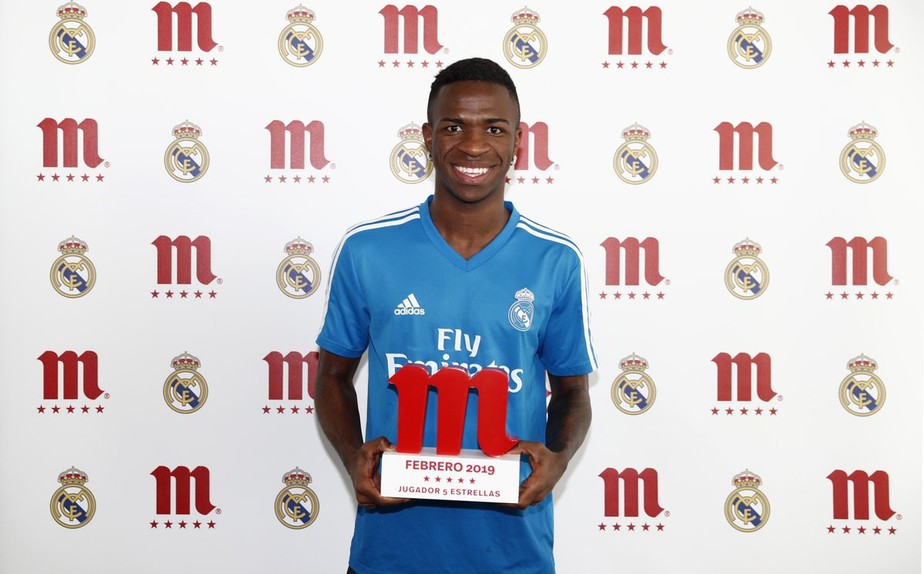 Vinicius Junior recebe prÃªmio de melhor jogador do Real Madrid em fevereiro