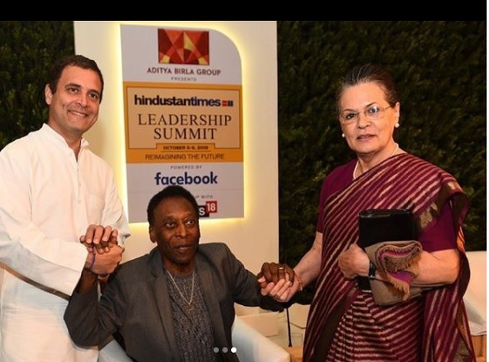 Sentado, como tem aparecido em pÃºblico, PelÃ© Ã© cumprimentado por dois polÃ­ticos indianos: Rahul e Sonia Gandhi â?? Foto: ReproduÃ§Ã£o Instagram PelÃ©