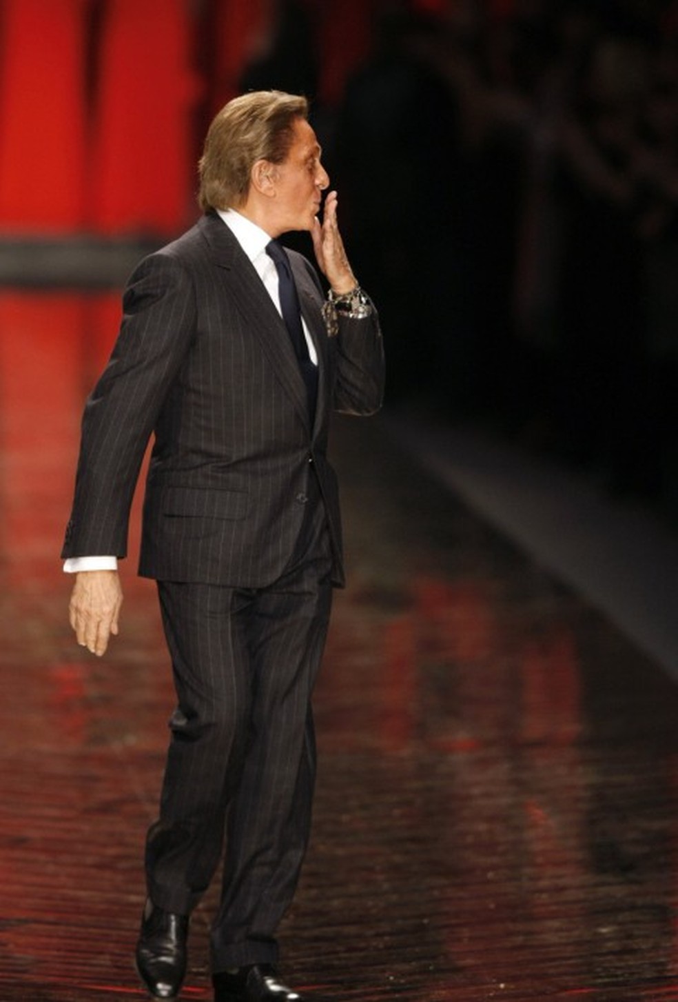 O designer Valentino Garavani no final de seu desfile de alta-costura, em 2008 — Foto: Reuters