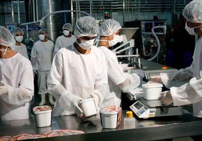 Processo de embalagem dos potes de sorvete na fábrica da Creme Mel (Foto: Divulgação)