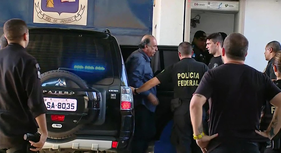 Pezão chega à unidade prisional da PM em Niterói — Foto: Reprodução/TV Globo 