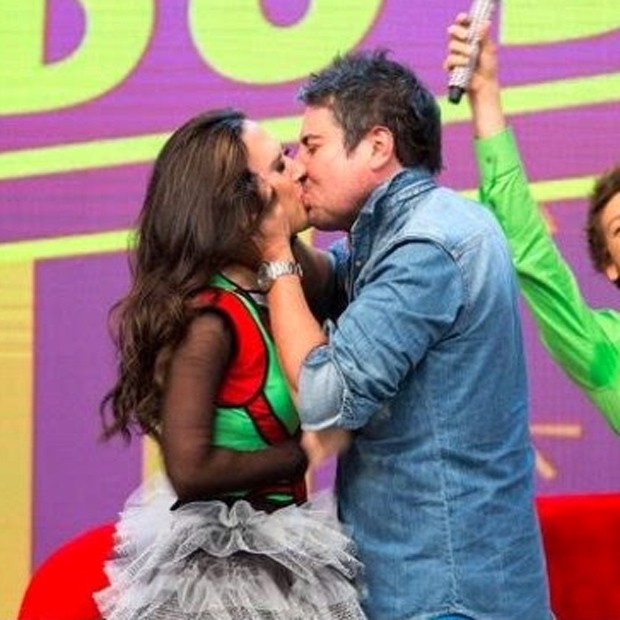 Tatá Werneck e João Kleber se beijaram durante gravação do programa 'Tudo pela Audiência' (Foto: Divulgação)