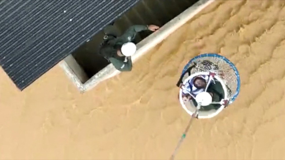 Resgate de helicóptero em Pacotuba, Cachoeiro de Itapemirim, Sul do ES  — Foto: Divulgação/ Notaer 