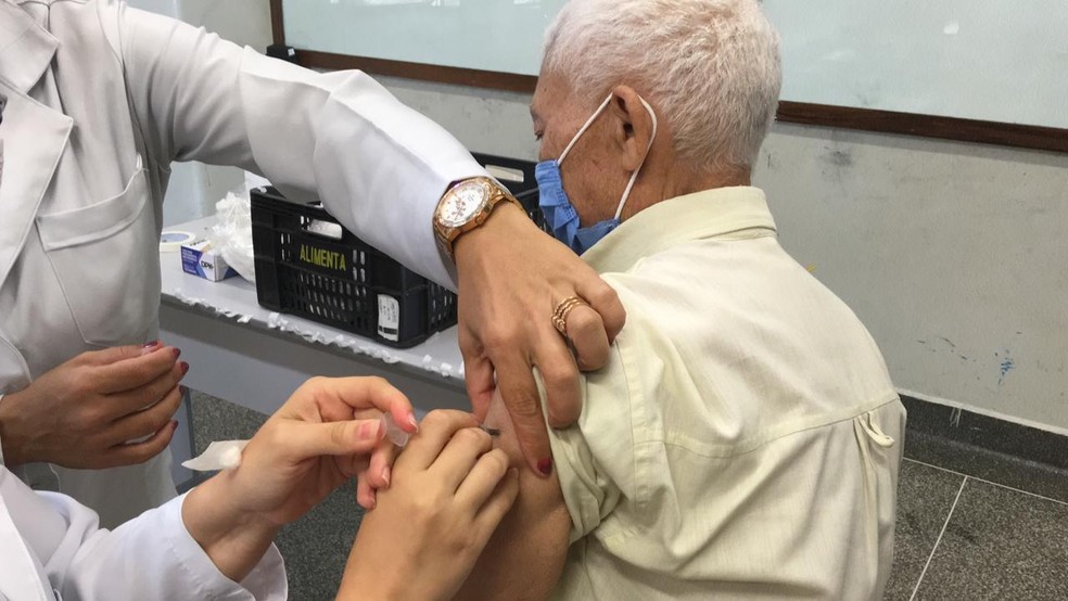 Mais de 1,4 mil idosos com mais de 80 anos já foram vacinados contra a Covid-19 em Dracena — Foto: Carlos Volpi/TV Fronteira