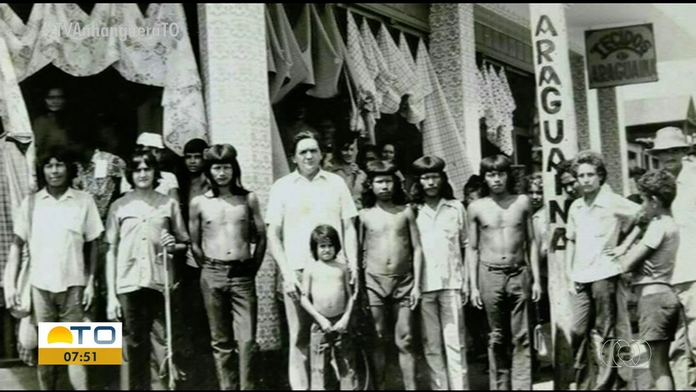 Foto antiga mostra indígenas no mercado de Araguaína — Foto: Reprodução/TV Anhanguera
