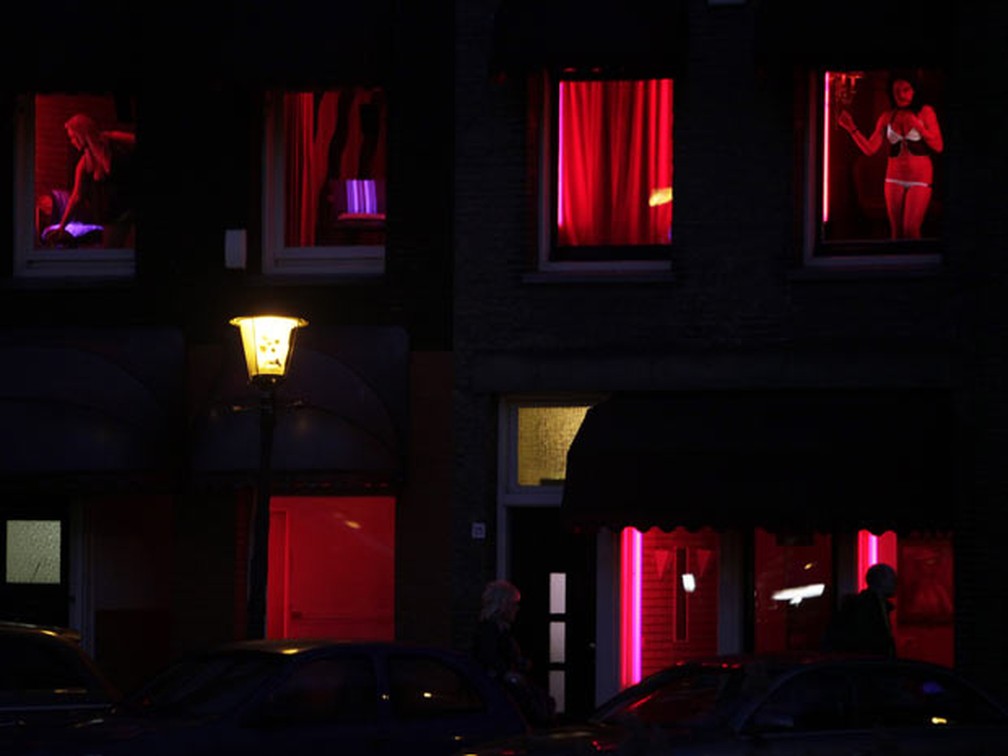 Em meio a cortes no orçamento e a receitas em queda, o governo holandês tem alertado as prostitutas que anunciam seus produtos nas famosas vitrines do bairro da Luz Vermelha, em Amsterdã, a esperar uma visita de negócios por parte do fisco. Pela legislaçã — Foto: AP 