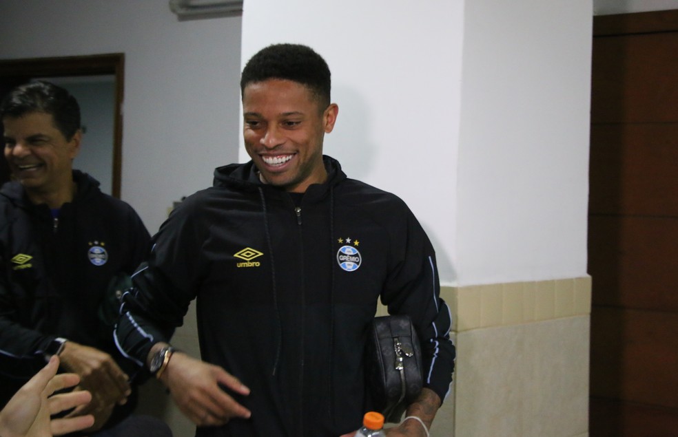 André sorridente após vitória do Grêmio no Paraguai — Foto: Eduardo Moura