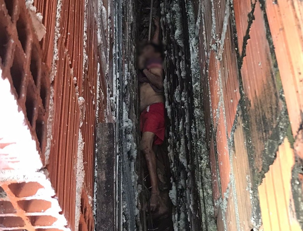 Idoso cai de telhado e fica preso entre duas casas, em Fortaleza. — Foto: Corpo de Bombeiros/Reprodução