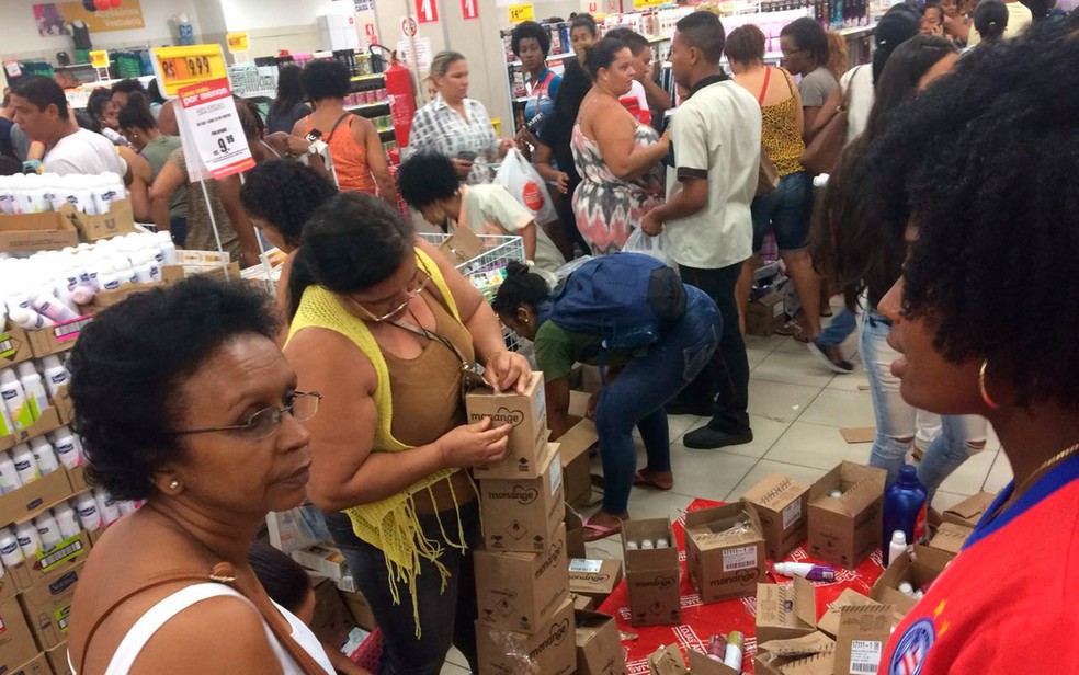 Correria por desodorante em promoção lotou loja em Salvador (Foto: Juliana Almirante/G1)