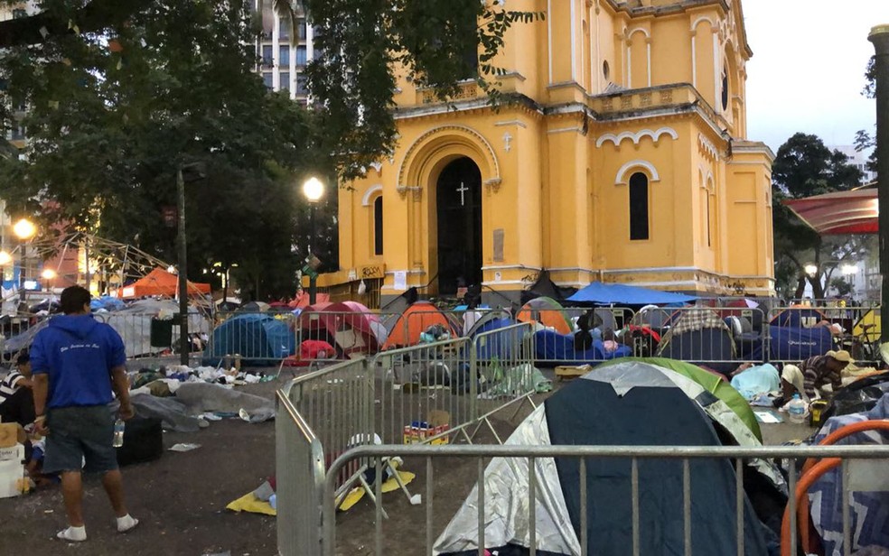 Desabrigados de prédio que desabou no Centro de SP dormem no Largo do Paissandu (Foto: Kleber Tomaz/G1)