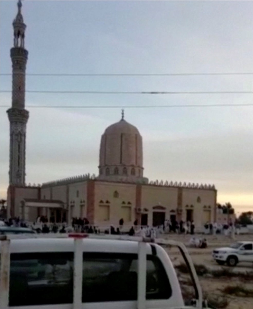 Vista externa da mesquita atacada no Egito (Foto: Reuters)