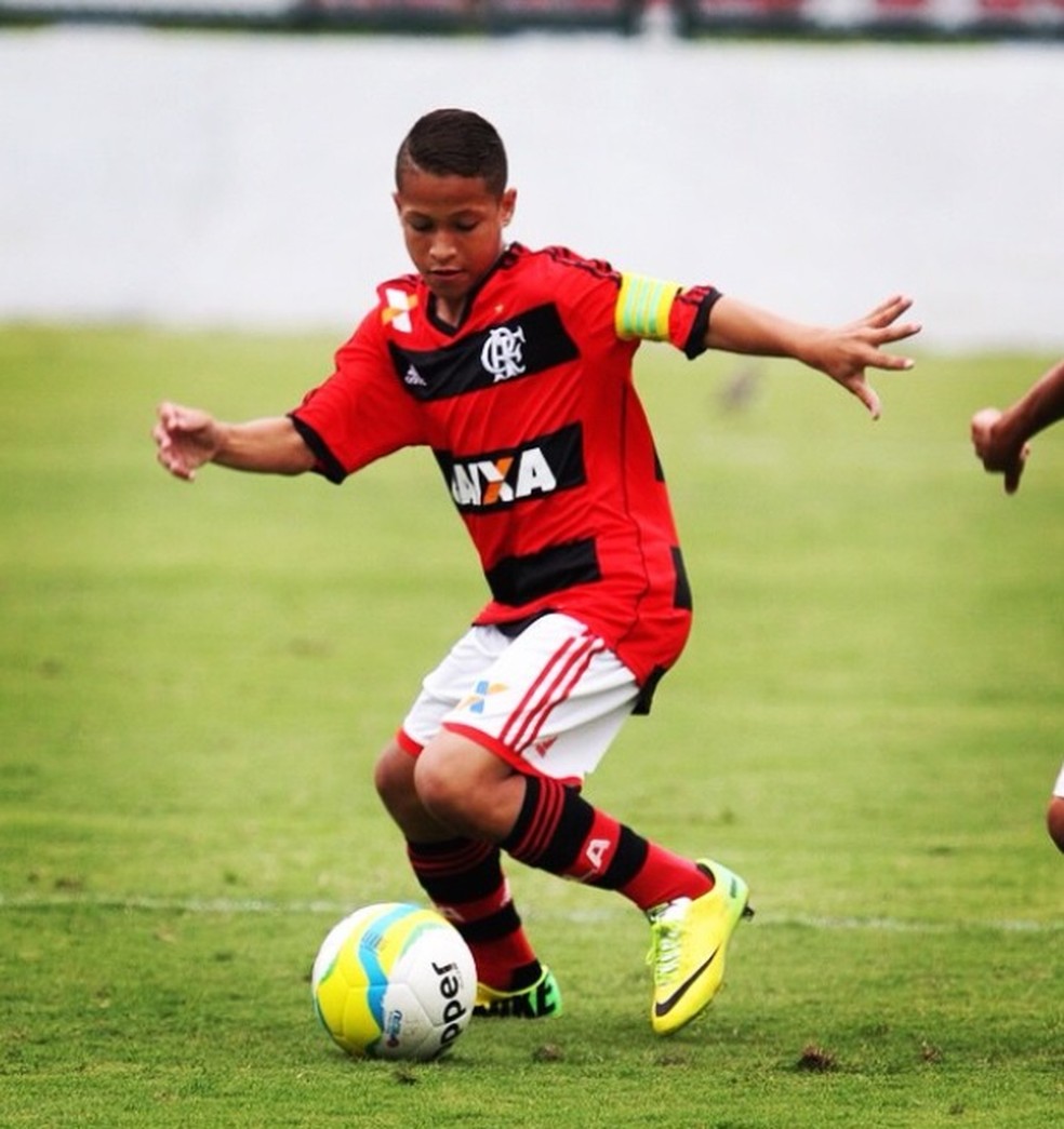 Gomes, ainda criança, com a camisa do Flamengo — Foto: Arquivo pessoal