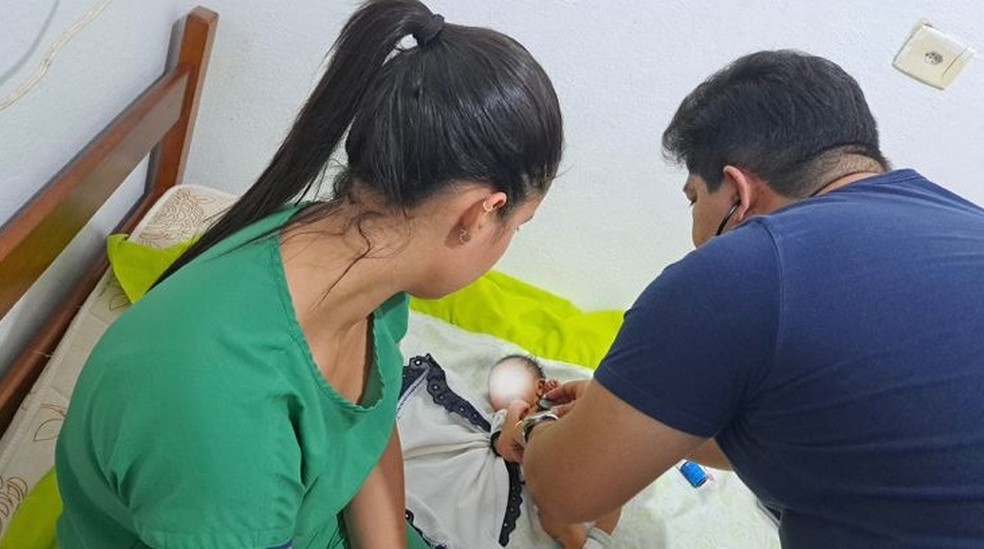 Criança retornou ao Hospital Materno Infantil onde vai permanecer internada. — Foto: Divulgação/Polícia Militar