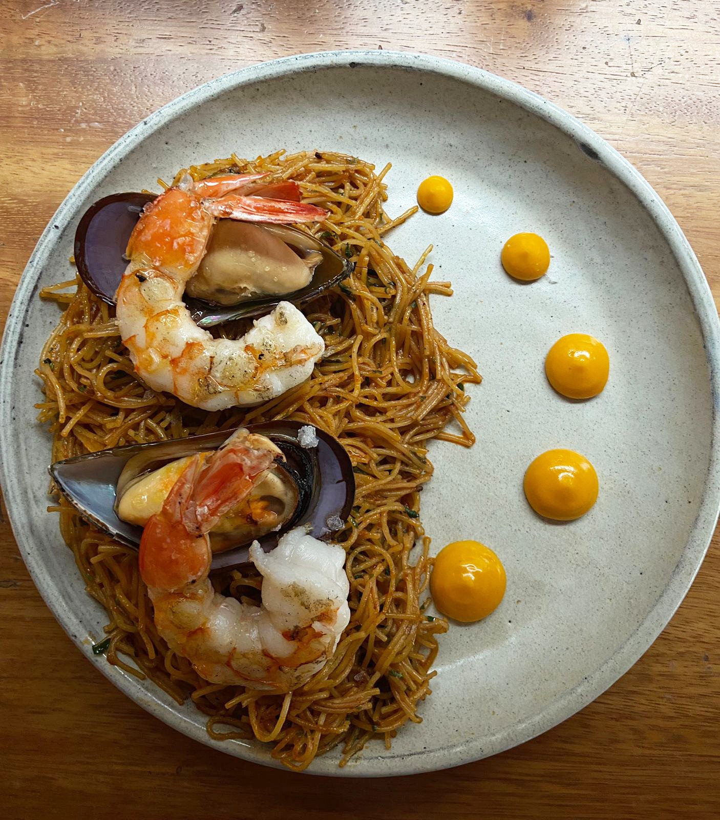 Gastronomia espanhola: aprenda receita de fideuá com camarões e conchas -  Revista Marie Claire