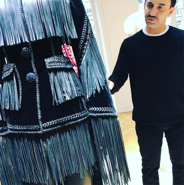 At Givenchy, tailcoat jacket in boned velvet, with leather fringed and interlacing by Riccardo Tisci (Foto: @suzymenkesvogue)