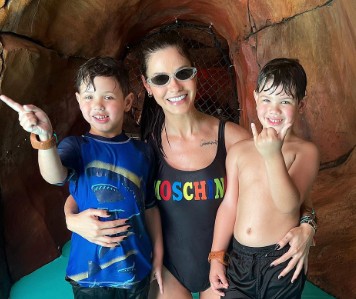 Andressa Suita em dia de parque aquático com os filhos (Foto: Instagram)
