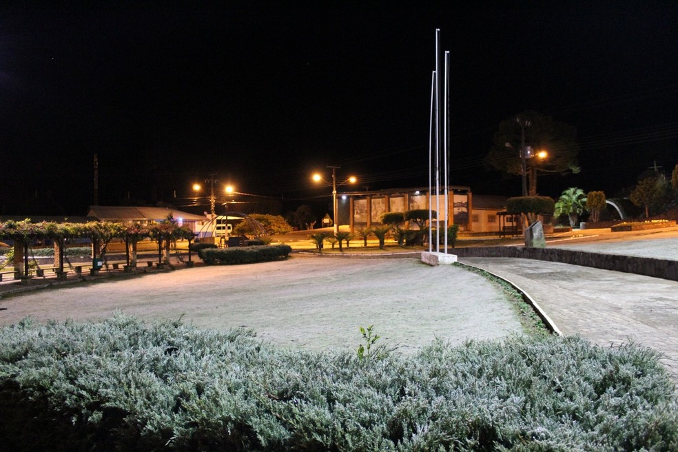 Geada em Urupema durante a madrugada desta quarta-feira (23) (Foto: Marleno Muniz Farias/ Prefeitura de Urupema/ Divulgação)