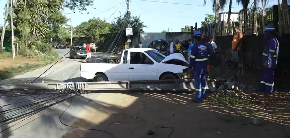 Motorista perde controle de caminhonete, bate em poste, derruba equipamento e fiação fica espalhada na pista — Foto: Reprodução/TV Bahia
