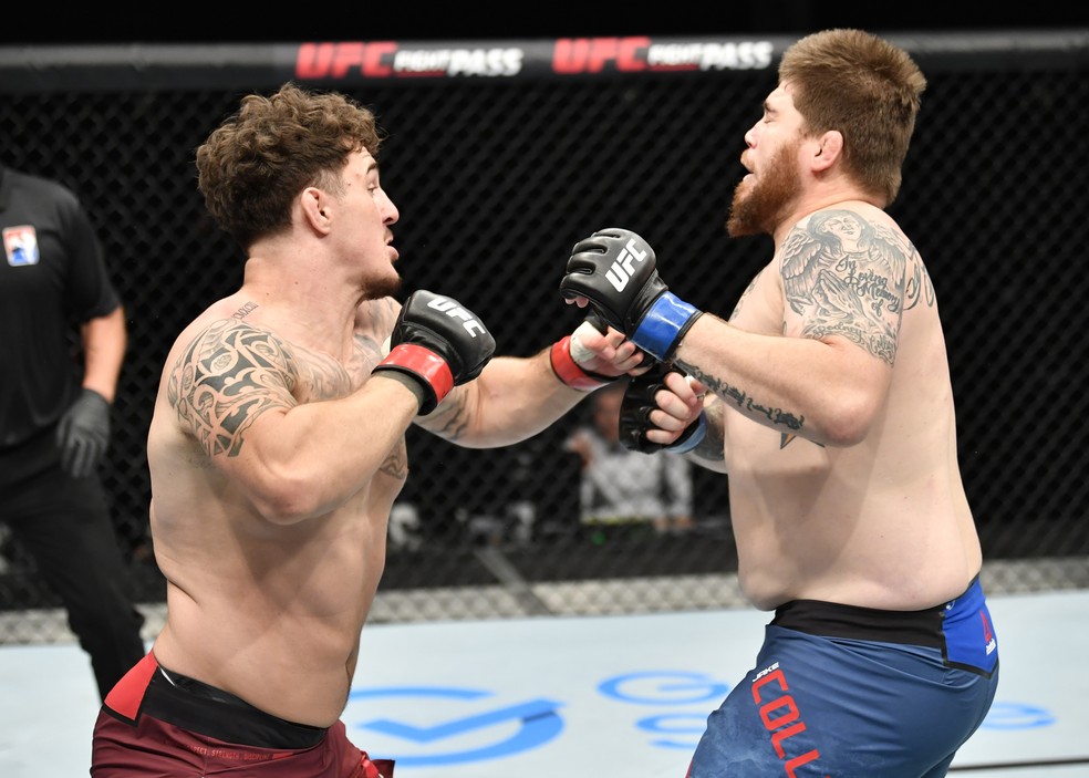 Tom Aspinall acerta o direto que nocauteou Jake Collier no UFC: Whittaker x Till — Foto: Getty Images