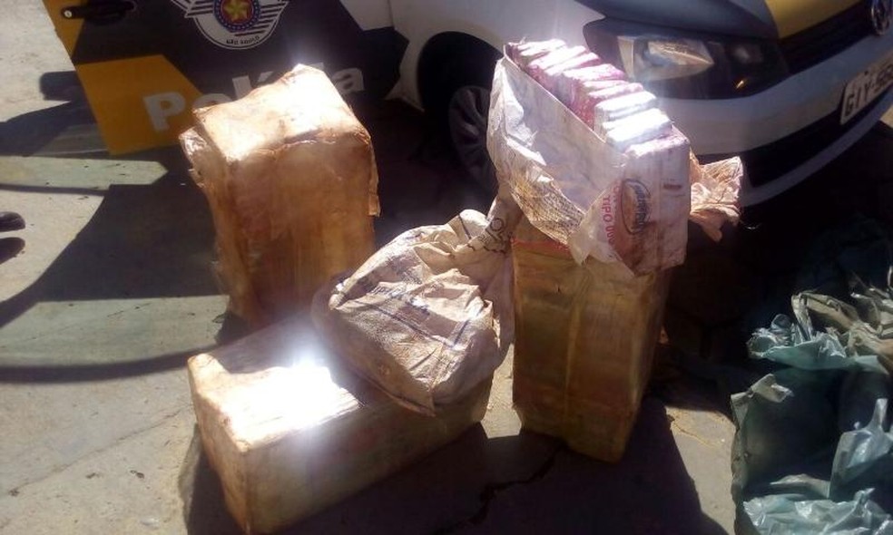 Drogas estavam escondidas em um carro que trafegava pela Raposo Tavares (Foto: Divulgação/Polícia Militar Rodoviária)