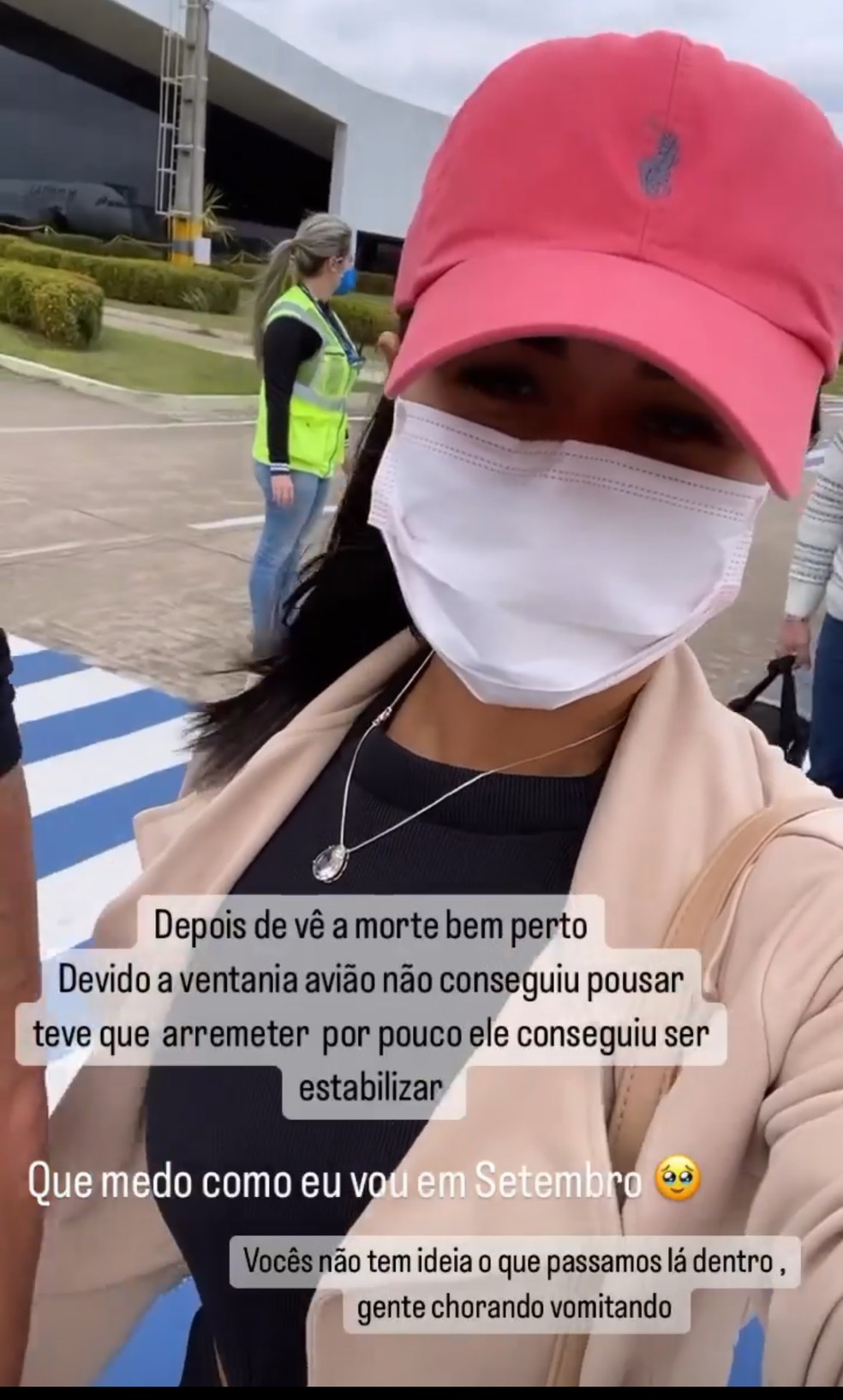 Após avião pousar, Fabrícia Góes gravou um vídeo e postou nas redes sociais falando da situação — Foto: Reprodução
