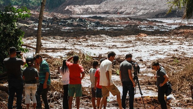Moradores de Brumadinho observam estragos após rompimento da barragem da Vale (Foto: Rodney Costa/picture alliance via Getty Images)
