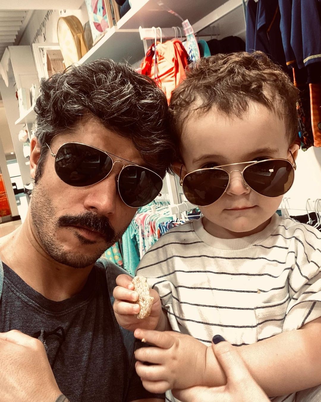 Gentil Nascimento, namorado de Titi Müller, posa com Benjamin, filho da apresentadora (Foto: Reprodução/Instagram)