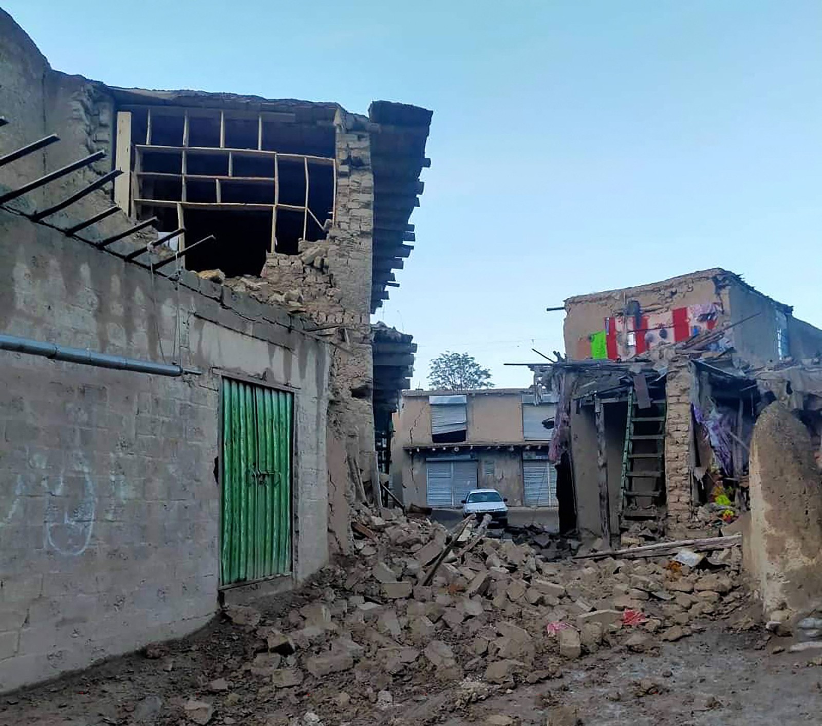 Edifícios danificados após um terremoto no distrito Gayan, província de Paktika. Terremoto atingiu uma região fronteiriça do Afeganistão durante a noite, matando mais de mil pessoas — Foto: AFP