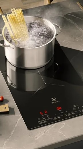 Tem cozinha pequena? Um desses 5 cooktops por indução vai te salvar