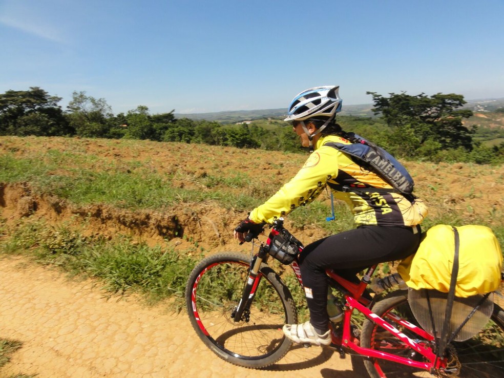 A psicóloga Sônia Matos coleciona cicloviagens após aprender a pedalar aos 50 anos (Foto: Sônia Matos/Arquivo Pessoal)