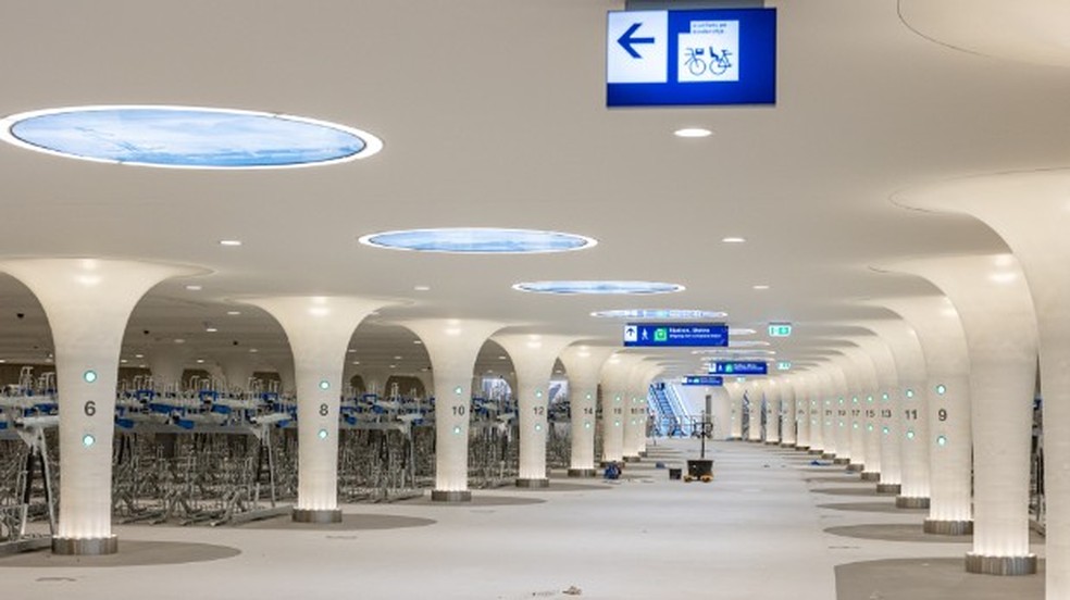 Amsterdã inaugura estacionamento para bicicletas construído embaixo d'água com 7 mil vagas