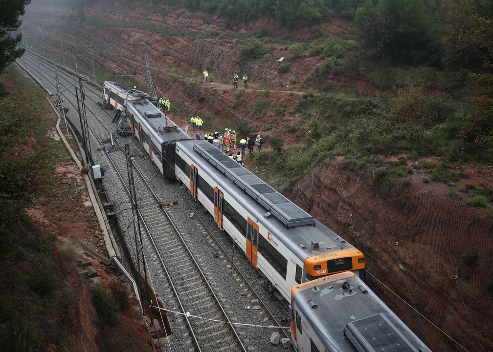 Equipes trabalham no resgate de passageiros após um trem descarrilar em Barcelona, na Espanha, nesta terça-feira (20) — Foto: REUTERS/Albert Gea
